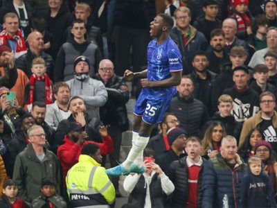 Volea de Caicedo sella empate 1-1 para Chelsea ante Man United. Tottenham golea 4-1 a Aston Villa