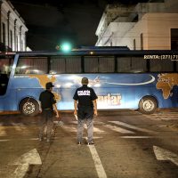 Rescatan en Veracruz a 126 migrantes centroamericanos que viajaban en un tráiler
