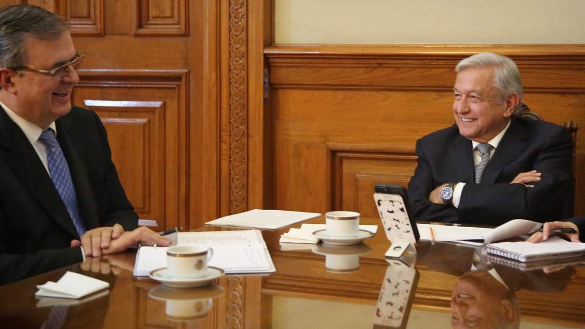 López Obrador y Marcelo Ebrard durante llamada con Kamala Harris