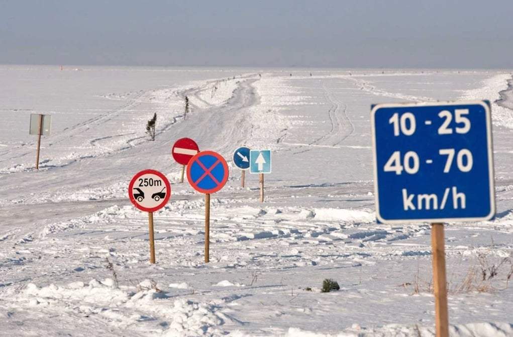 Carretera de hielo sobre el mar Báltico