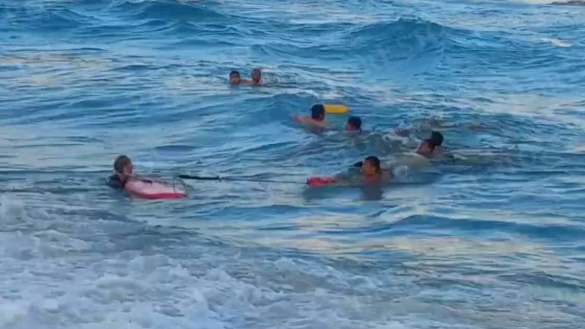 Los integrantes de una familia regia fueron jalados por la corriente
