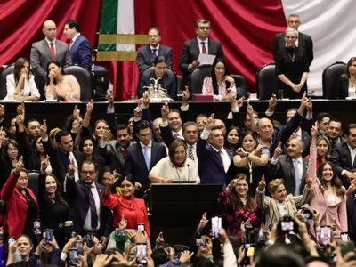 Xóchitl Gálvez alborota al Congreso: hace la “xochiseñal” y le gritan “¡presidenta!” (Videos)