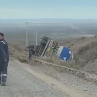 Un camión de YPF volcó y su conductor sufrió heridas