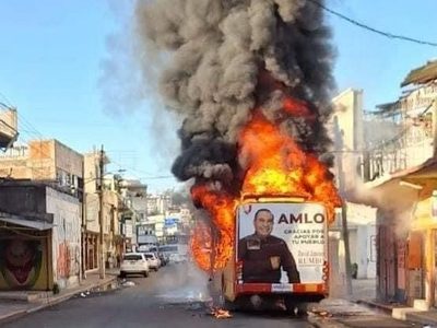 Camión de pasajeros fue incendiado esta mañana en el centro de Acapulco