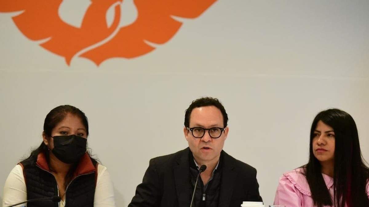 El líder de Movimiento Ciudadano junto a la candidata Ruperta Nicolás al ofrecer una conferencia de prensa