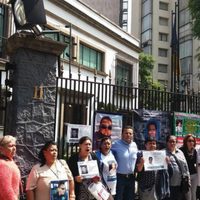 Familiares de desaparecidos se manifiestan afuera del Forense de Jalisco