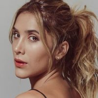 ¡No tiene nada abajo! Daniela Ospina usa un vestido con una abertura muy grande