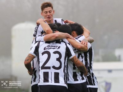 Insólito final en Uruguay: su equipo perdía y el técnico se metió para buscar el empate