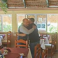Exhiben abrazo de exdelegado de Transporte de Guerrero con el presunto líder de Los Ardillos
