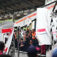 Recuperan los últimos cuerpos de víctimas del accidente ferroviario en Indonesia que dejó 15 muertos