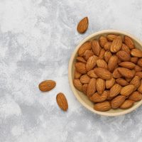 Cinco razones por las que deberías comer almendras todas las noches