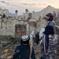 Ascienden a más de mil los muertos por el terremoto en el este de Afganistán