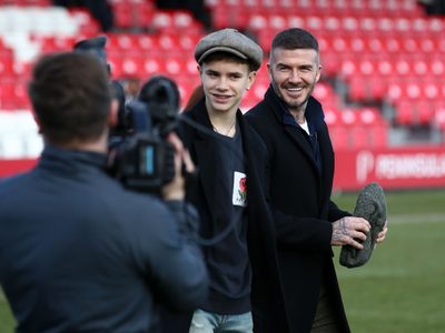 ¡Dos gotas de agua! Romeo Beckham copió el look más famoso de su papá y así le queda