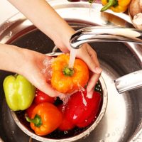 Con algo que tenés en casa, la forma correcta de sanitizar frutas y verduras para que duren más