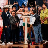En ceremonia con mariachi, Canelo y Ryder dan el peso para la pelea de este sábado