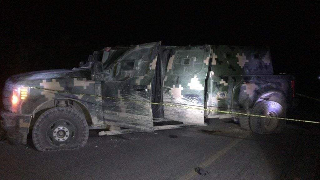Auto Superduty con pintura de camuflage, con blindaje artesanal, conocido como monstruo.