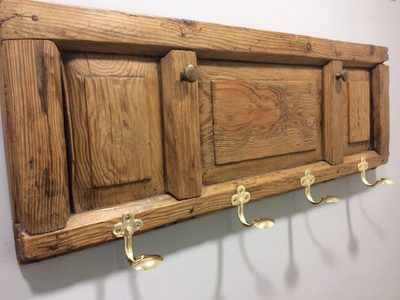 Si tenés una puerta vieja o la encontraste, mirá cómo transformarla un perchero vintage reciclado de decoración