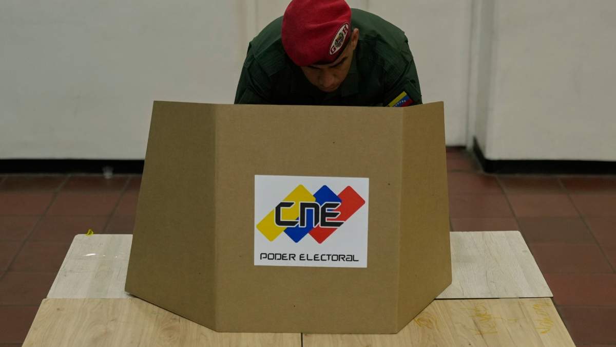 Un miembro de la guardia presidencial vota durante las elecciones municipales en Caracas, Venezuela, el domingo 27 de julio de 2025