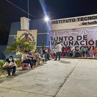 Desde esta noche hacen largas filas en Chiapas para recibir la vacuna anticovid