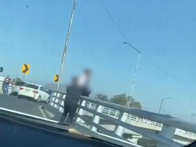 Policía evita el suicidio de un joven en un puente de Xochimilco (Video)