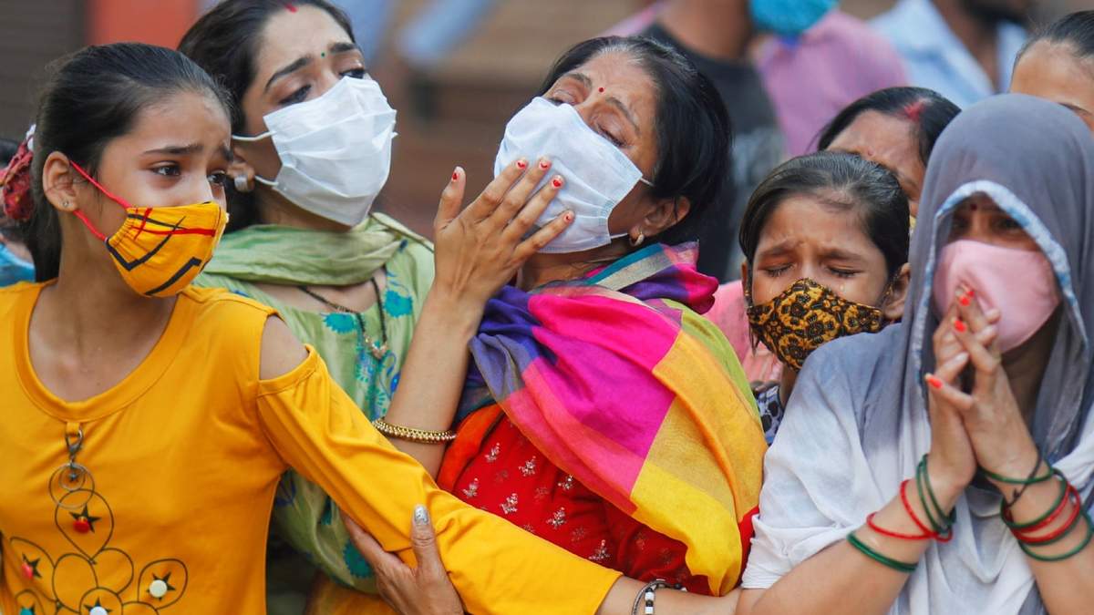 Familias lloran las pérdida de sus seres queridos a causa del coronavirus. Fuente: (Twitter)