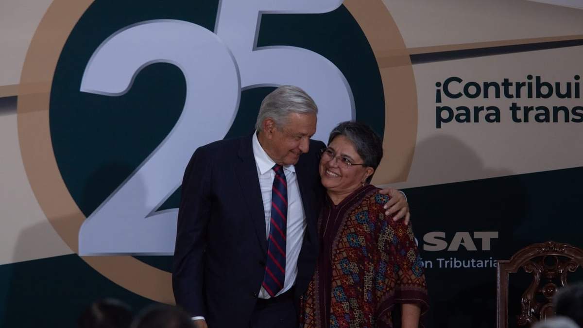 El presidente López Obrador y Raquel Buenrostro en el 25 aniversario del SAT