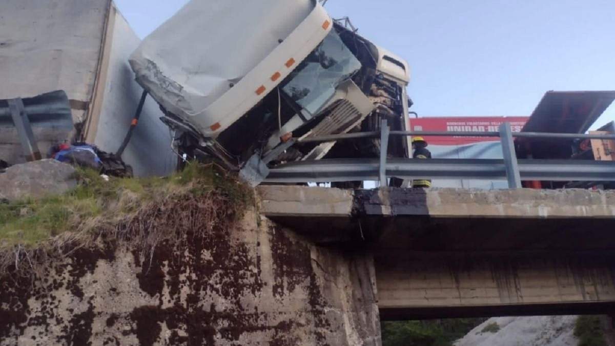 Un camión volcó en la Ruta 231. Fuente: (Diario Andino).