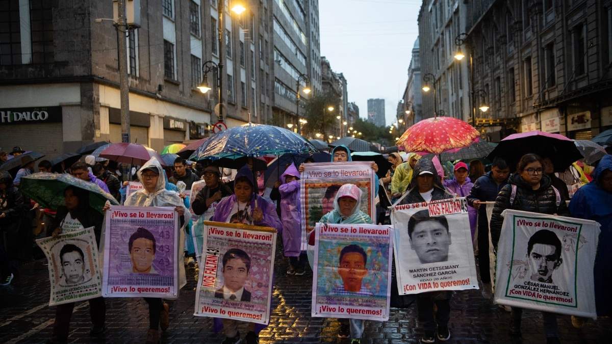 Familiares de los 43 desaparecidos de Ayotzinapa