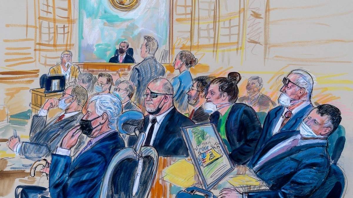Ilustración del tribunal que muestra a Stewart Rhodes y otros cuatro miembros del grupo de extrema derecha Oath Keepers