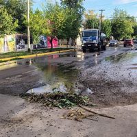Trampa mortal: un enorme socavón pone en riesgo a peatones y automovilistas en Guaymallén