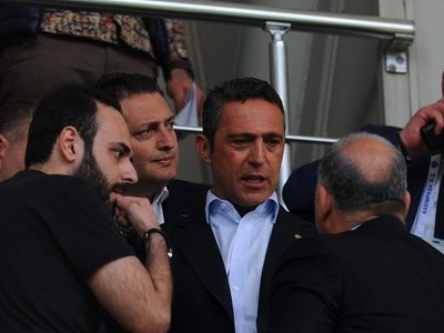 Escándalo en Fenerbache y el presidente ¡a las piñas con los hinchas!