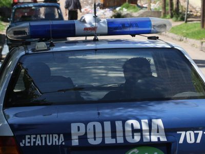 ¡Graves disturbios en Berazategui! Incumplieron la cuarentena y apedrearon un patrullero