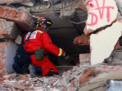 Rescatan a dos menores 65 horas después del terremoto en Turquía: los videos