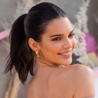 Una habitación y luz tenue: la llamativa forma de Kendall Jenner de patrocinar sus nuevos cosméticos