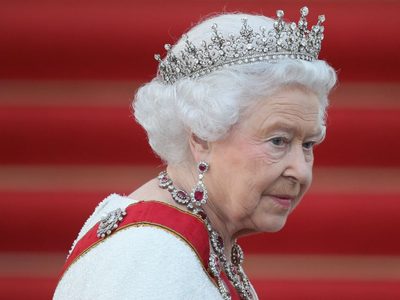 Se le cae la cara de la vergüenza: no pagó y humilla a la Reina Isabel