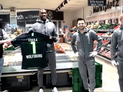 Jugadores del Wolfsburgo trabajaron en un supermercado por el coronavirus
