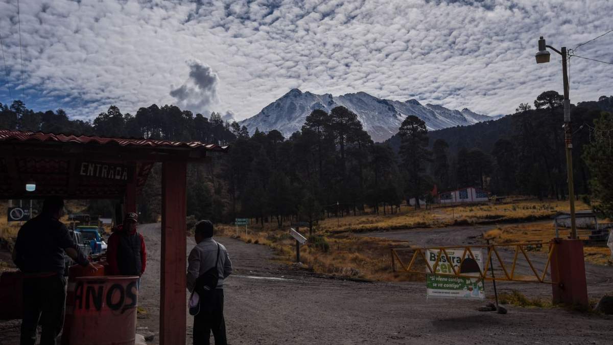 El pasado viernes se observó una capa de nieve en el volcán Xinántecatl en el Edomex