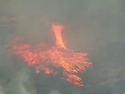 Logran captar en video un gigantesco “tornado de fuego” en California