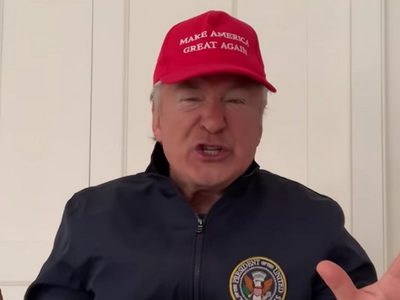 ¡Ya no le tienen respeto! Alec Baldwin parodia a Donald Trump ¡tomando lavandina!