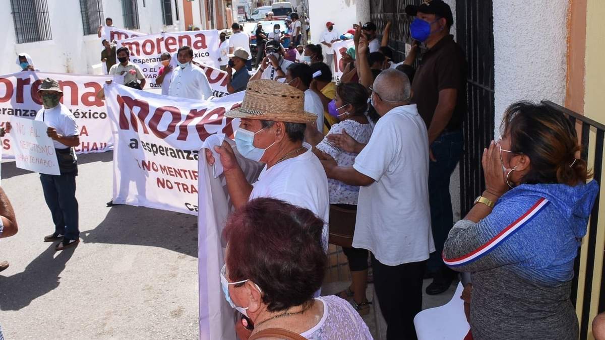 Plantón afuera de la casa de Layda Sansores