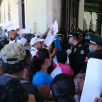Cientos de yucatecos claman por apoyo económico