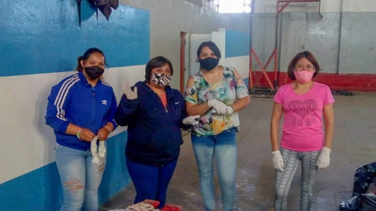 Mujeres integrantes del proyecto Frazada Solidaria. Fuente: (Twitter).