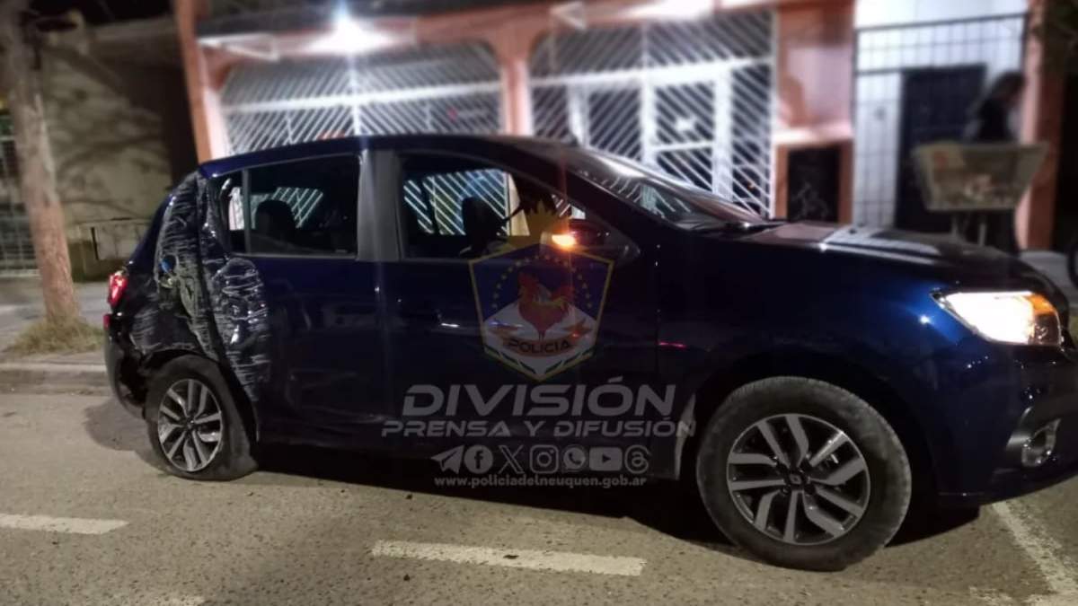 El vehículo secuestrado con daños materiales. Fuente: (Policía de Neuquén)