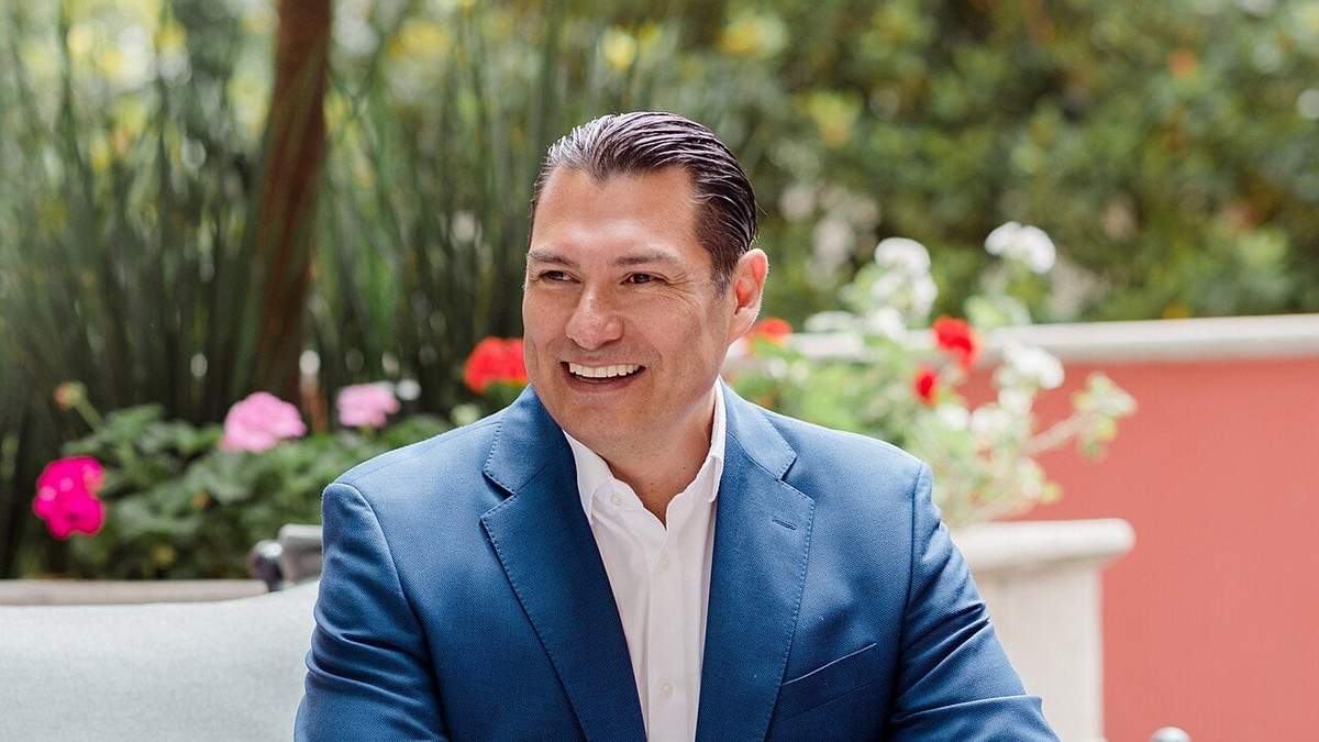 Alcalde de San Miguel de Allende usa reloj Rolex para “demostrar” la buena seguridad del municipio
