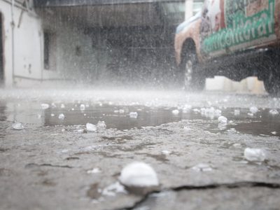 Una tormenta intensa dejó anegamientos y granizo en varias localidades neuquinas
