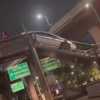 Vehículo se queda atorado en un puente peatonal de Periférico Norte (Video)