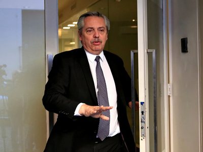 "Con Macri vivimos un 2001 por goteo", se quejó Alberto Fernández en Francia