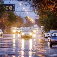 Por las lluvias: un auto se hundió en un pozo y el dueño huyó