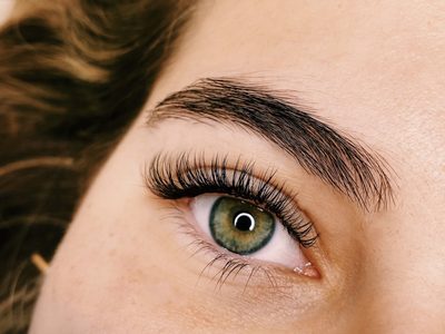 El truco de maquillaje ideal para lograr pestañas más voluminosas sin extensiones