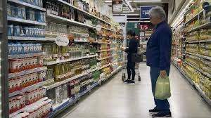 La gente sigue mirando los precios antes de comprar.